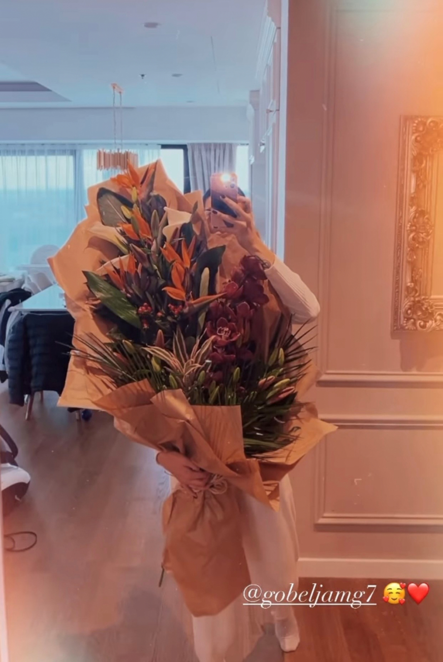 GOBELJA OBORIO KAĆU S NOGU Romantičnim gestom joj čestitao 8.mart