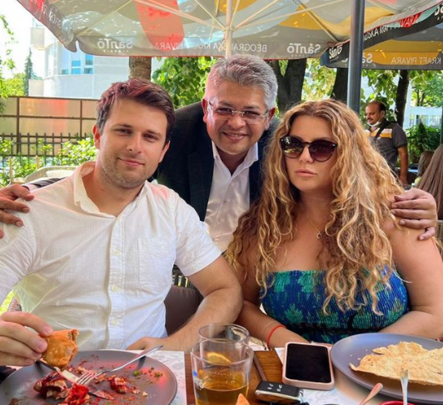 BIĆETE U ŠOKU KADA SAZNATE DA JE ON ZAPRAVO SIN INDIRE RADIĆ Pevačica je njegovog oca strogo krila i čuvala, a evo kako izgleda (FOTO)