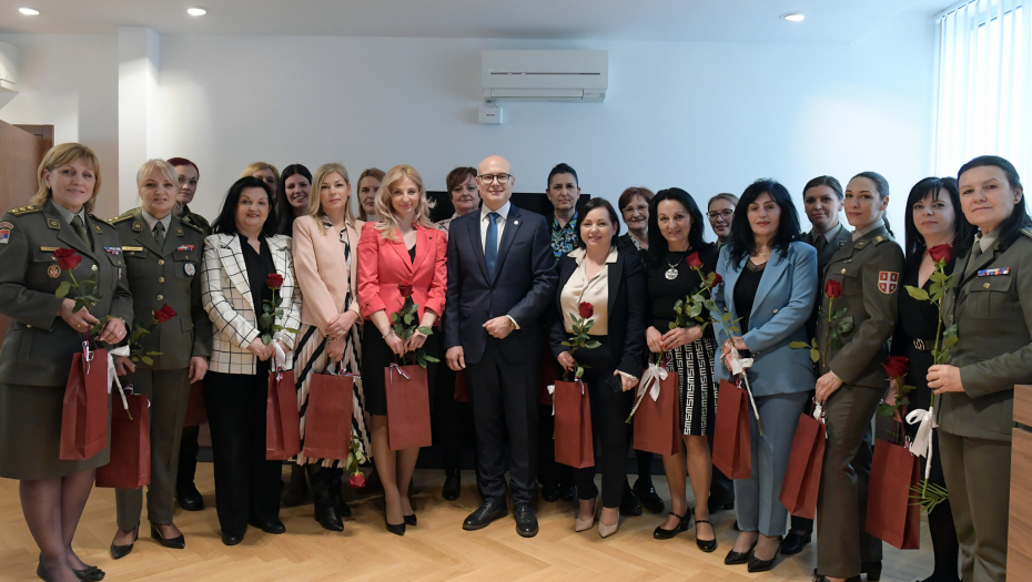 MINISTAR VUČEVIĆ UGOSTIO DAME ZA 8. MART Istorija Srbije prepuna je primera žena heroja (FOTO)