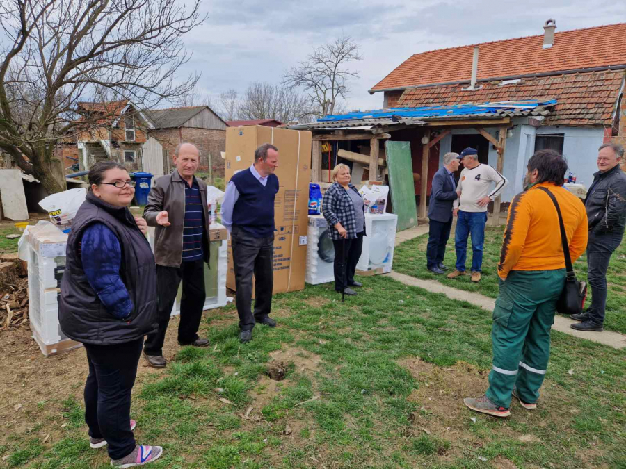 Humana akcija Udruženja veterana organa bezbednosti i vojne policije : Saborci uručili pomoć Zlatku