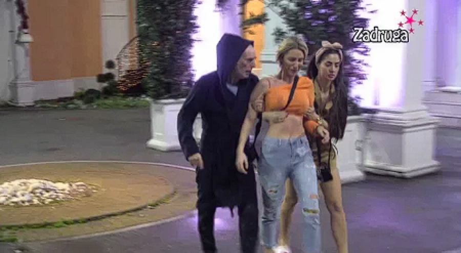 DOŽIVELA NERVNI SLOM Aleks ne može da dođe sebi zbog Cara, ronila gorke suze, pa se bacila se na pod i histerisala