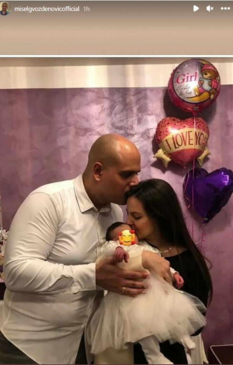 MIŠEL GVOZDENOVIĆ U ZAGRLJAJU SUPRUGE I ĆERKE Njegova objava raznežila je mnoge (FOTO)