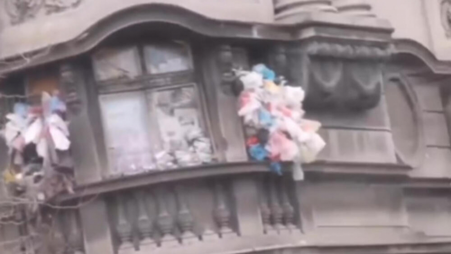 UŽAS NA BULEVARU K. ALEKSANDRA Od pogleda na balkon iznad pekare podilazi jeza, svi pitaju "gde je zapelo u komšijskim odnosima"