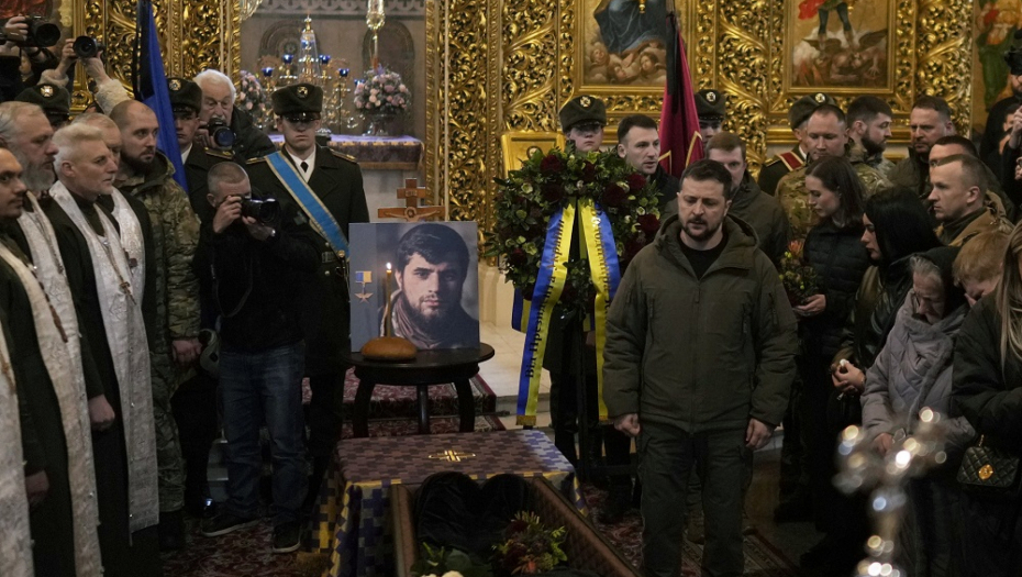 UKRAJINA U SUZAMA! Bio je nacionalni heroj, a onda je naleteo na Ruse! Ceo Kijev došao na sahranu (FOTO)