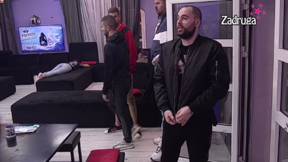 ZADRUGAR RASTAVIO ZVEZDANA NA KOMADE Sasuo mu celu istinu u lice i stavio na stub srama, Slavnić propao u zemlju!