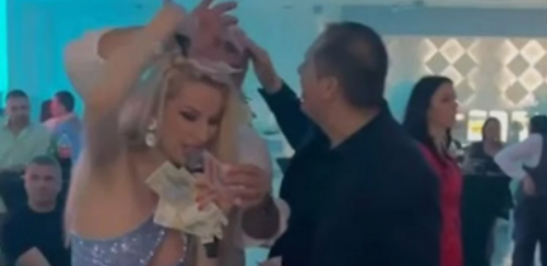 KRALJICA BAKŠIŠA Radi Manojlović na jednoj proslavi padale novčanice sa glave, a ona poručuje "Razvesele narod, pa im sve pare daju" (FOTO)