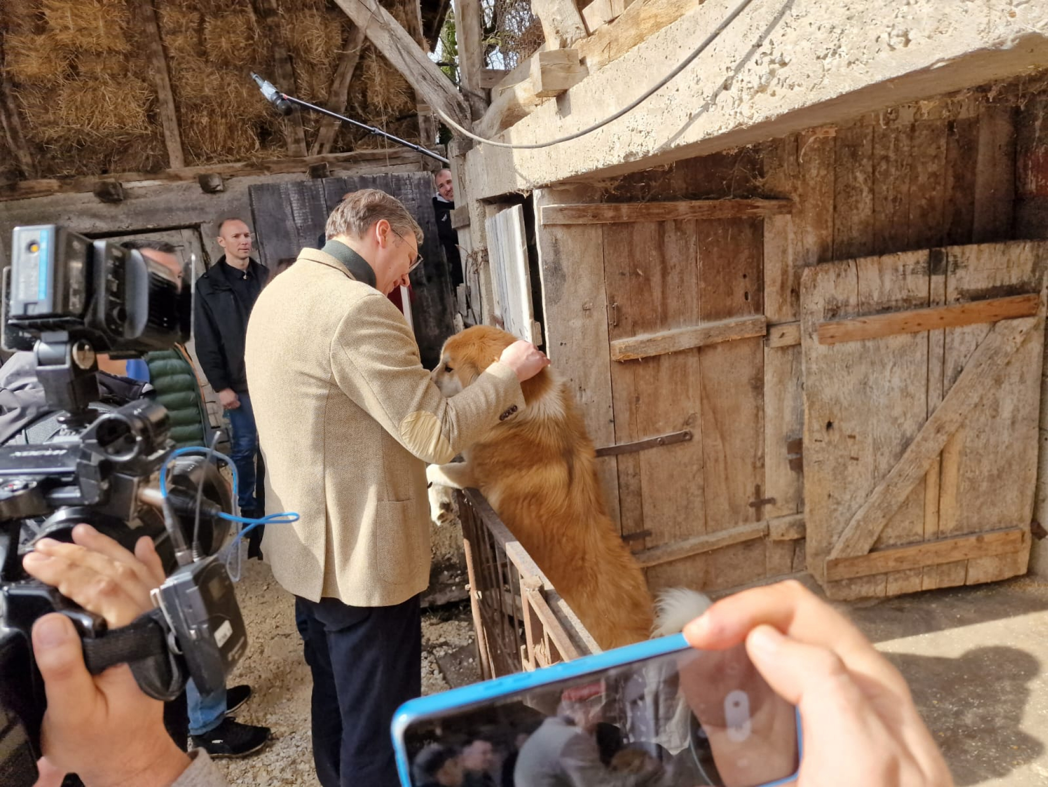 VUČIĆ ODUŠEVLJEN IMANJEM STAMENKOVIĆA Predsednik pohvalio domaćina, pažnju mu privukla Čupka (FOTO)