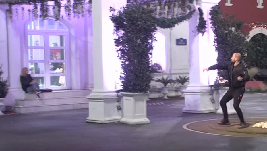 PREŠAO SVAKU GRANICU Zvezdan uzeo kamen da gađa Anu, od straha je počela da plače, Slavnićeva tortura ne prestaje (VIDEO)