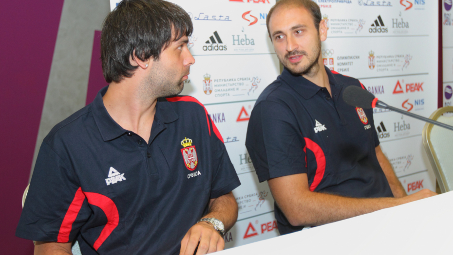 TEO JE BIO TU ZA REPREZENTACIJU I KADA MU JE DETE BILO U BOLNICI Krstić digao glas: Nismo smeli to da uradimo Teodosiću