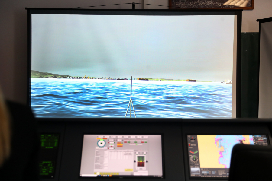 EKSKLUZIVNO: ALO! POSETIO VOJNU AKADEMIJU I PROVERIO KAKO SE OBUČAVAJU KADETI REČNE FLOTILE Pitomci uvežbavaju bezbednu plovidbu na modernom simulatoru!