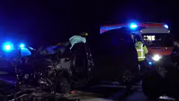 IZAŠAO IZ AUTOBUSA, PREGAZILO GA 40 VOZILA Stravična nesreća na autoputu, bahati vozač "mercedesa" pobegao!