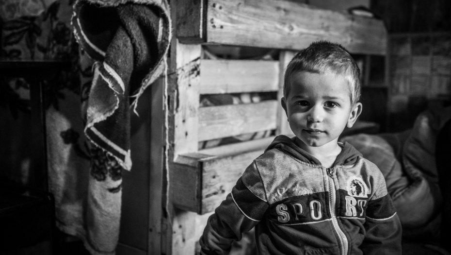 SUROV ŽIVOT U HLADNOJ I SKLEPANOJ KUĆI Zakovana paleta kao deo kreveca, da Nidža ne ispadne