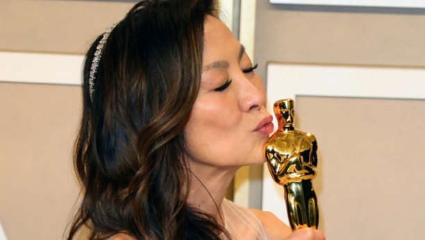 OD BONDOVE DEVOJKE DO GEJŠE Ova žena  je sinoć na dodeli Oskara napravila haos