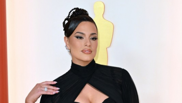 IMA 92 KILOGRAMA I BUKVALNO GRMI U PREUSKOJ HALJINI Sve se providi, grudi u prvom planu, svi gledaju samo u nju