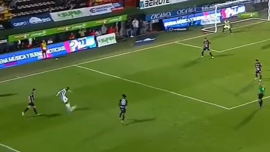 KAKVA GOLČINA Pogodak koji se retko viđa, gotovo iz nemoguće situacije (VIDEO)