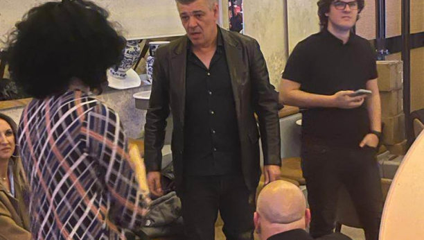 OVA LEPOTICA JE DEVOJKA SAVE MILOŠEVIĆA Retko kada se pojavljuju u javnosti, a večeras ih konačno vidimo zajedno! (FOTO)