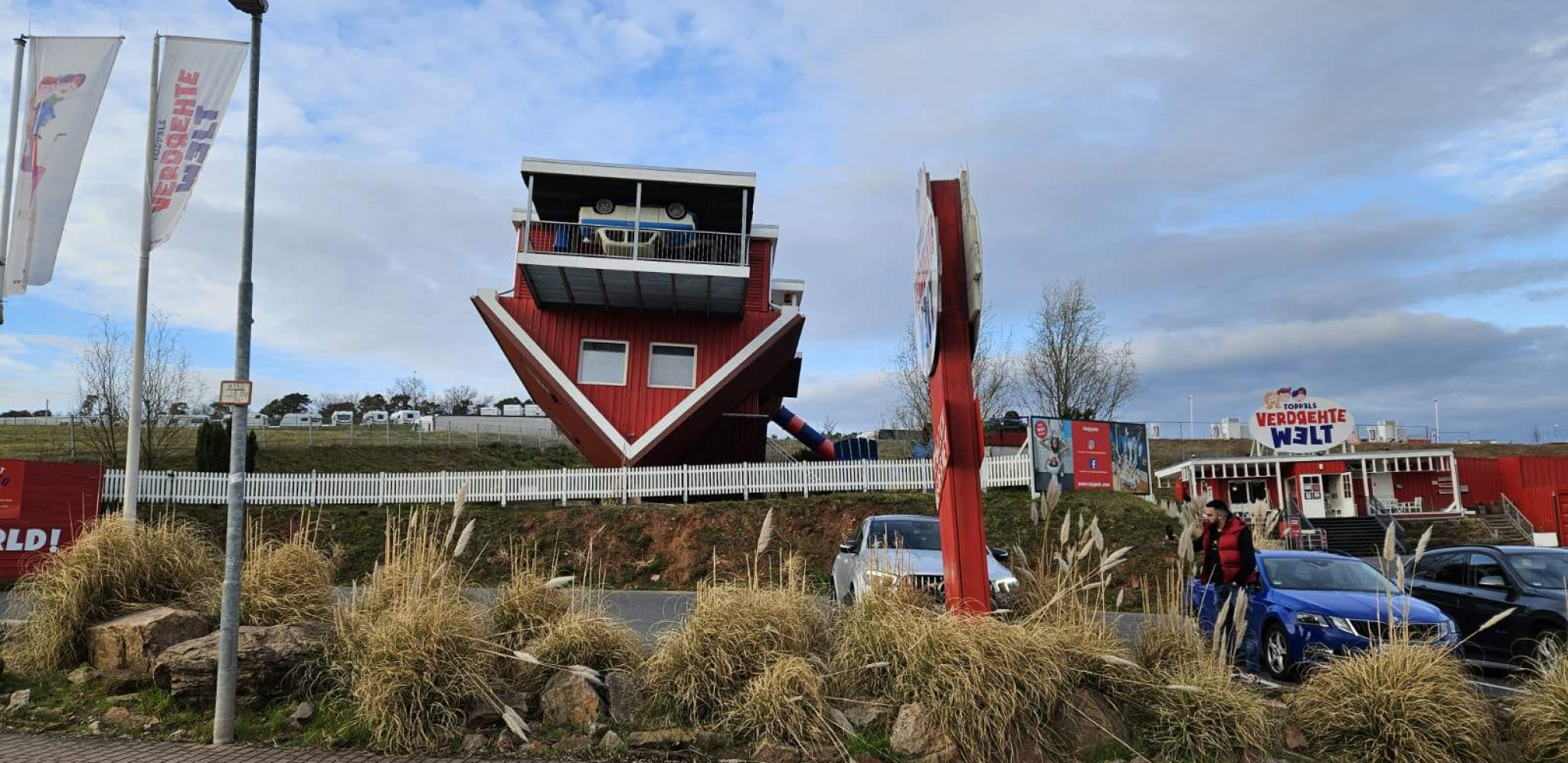 NOVINAR IZ SRBIJE OSTAO U ŠOKU KADA JE UGLEDAO OVO! Nije samo kuća naopačke, evo šta se "dešava" unutra (FOTO)