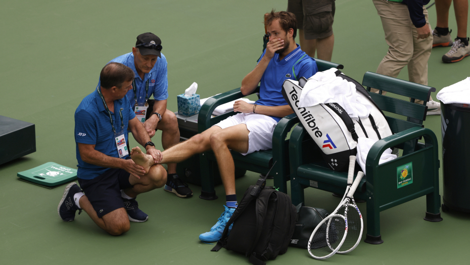 NI POVREDA GA NE MOŽE ZAUSTAVITI Medvedev posle drame savladao Zvereva