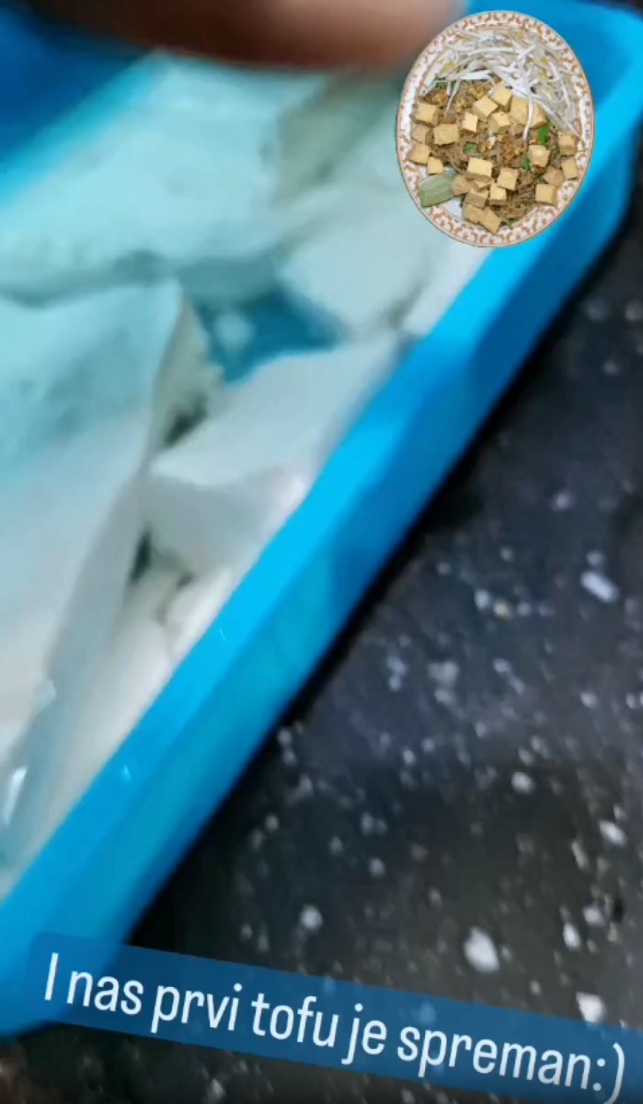 PORED PEVANJA DRUGA LJUBAV MU JE KUHINJA Dinča je pokazao koliko je vešt kuvar pa uradio ono što malo kome polazi za rukom (FOTO)