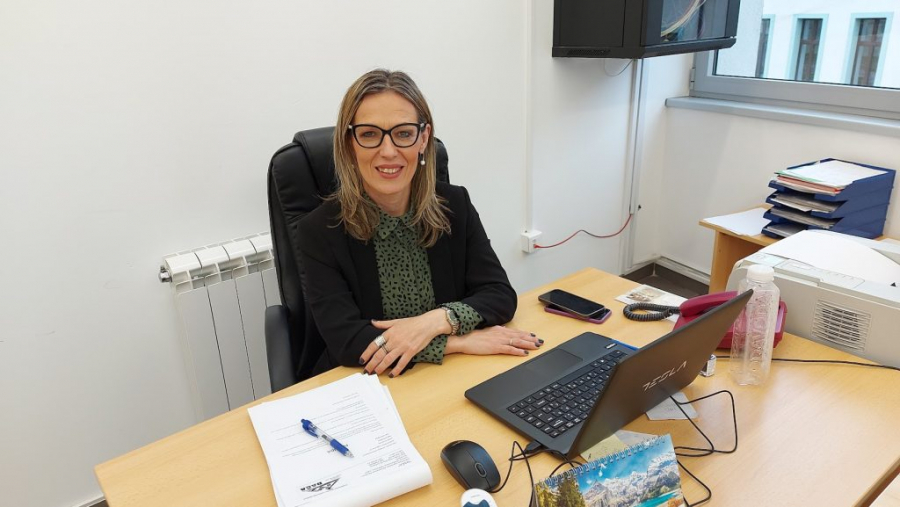 ALARMANTNO! Pravila oblačenja u školama ignoriše sve više učenika, a roditelji ih podržavaju: Devojčice šetkaju golih stomaka!