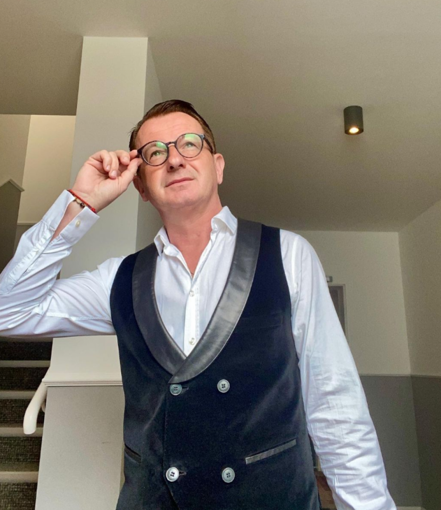 MIKROFON ZAMENIO MOTIKOM! Pevač zapenio zbog priče da živi u kolibi, poslao žestoku poruku