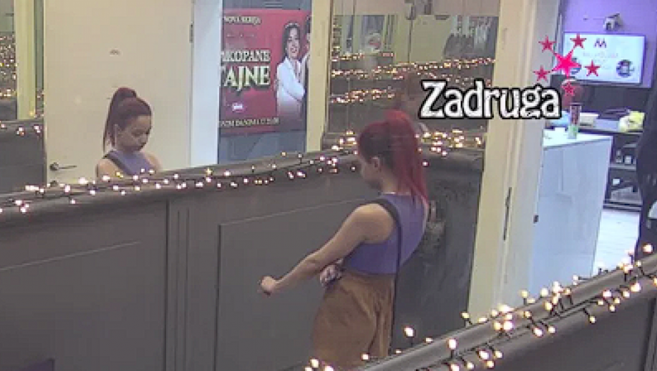 ZALJUBLJENA U SAMU SEBE Palčica dobila narcisoidni napad, ne može da prestane da se gleda u ogledalo, Sofija Una je spustila na zemlju