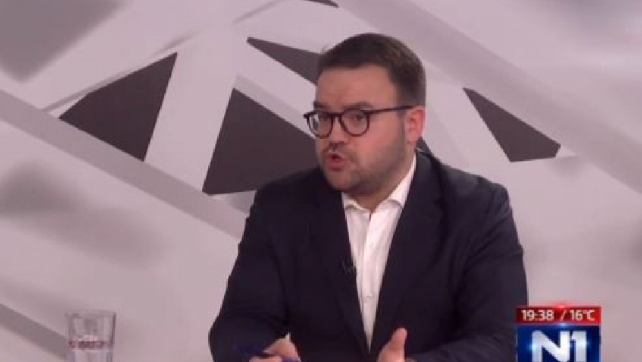 TRESLE SE GAĆE! Glume velike patriote, a pred Lajčakom nisu smeli ni da pisnu!