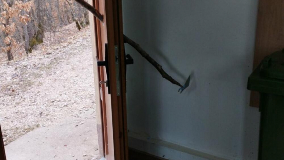 PRIJAVE ZA RODITELJE ZBOG DECE Maloletnici udarajući drvetom oštetili vrata na  objektu crkve „Sveta Varvara“ u selu Lukocrevo