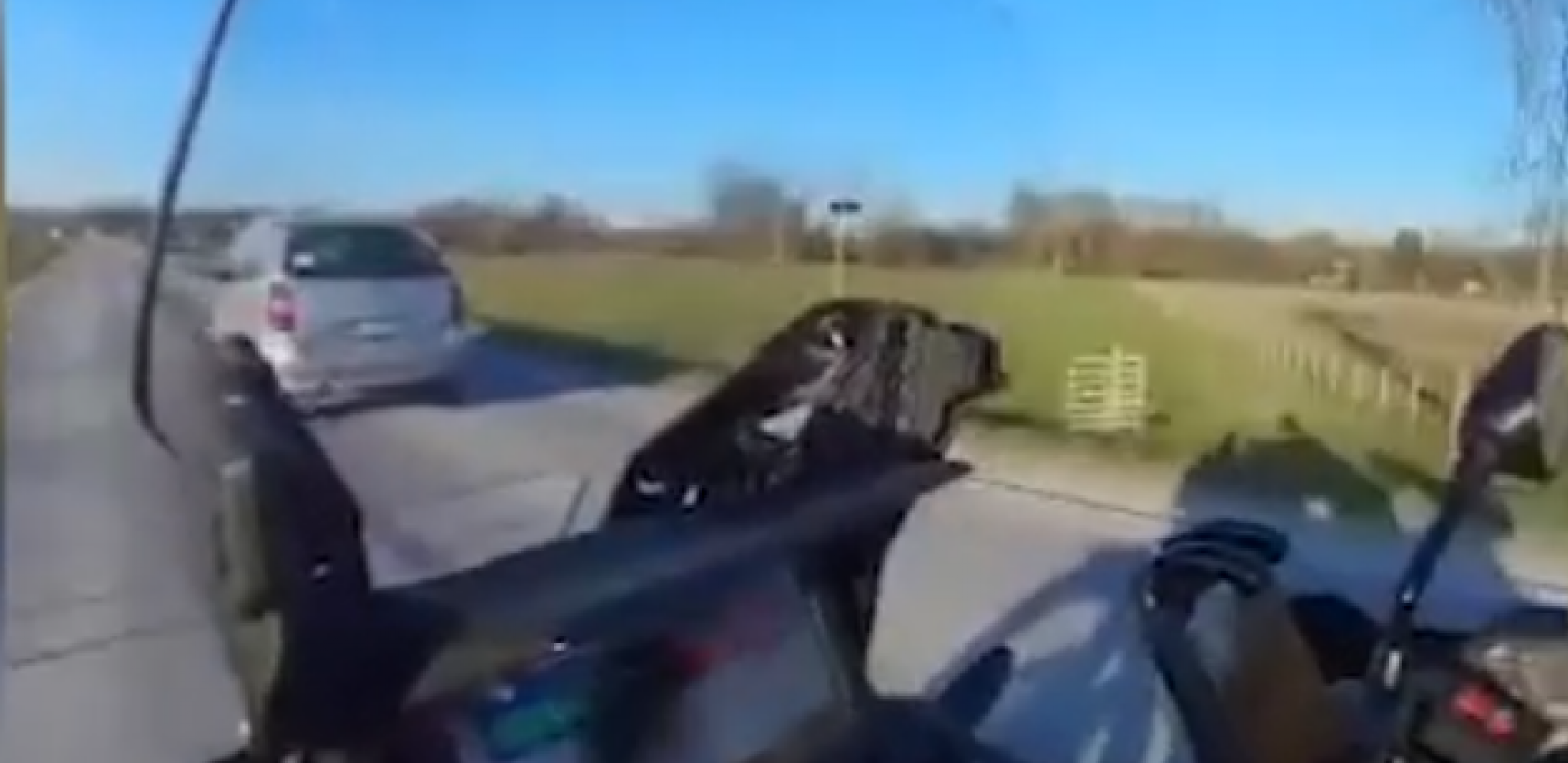 VOZAČ MOTORA ZABELEŽIO UŽASAVAJUĆU SCENU U SRBIJI Auto leluja levo desno, a kad se približio usledio pravi ŠOK! (VIDEO)