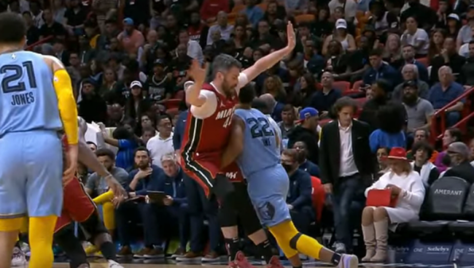 DIVLJAŠTVO U NBA Zakucao ga pesnicom na nezgodno mesto, ovo je bolelo (VIDEO)
