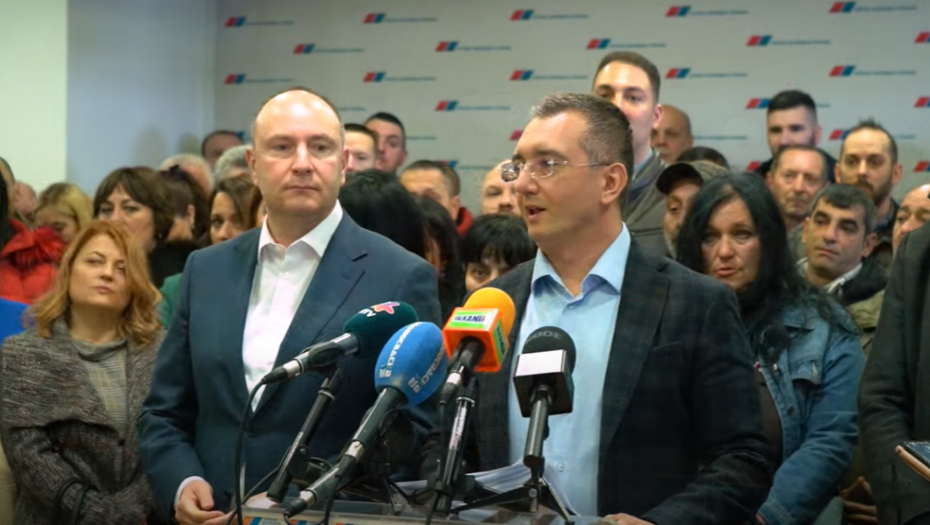 VIŠE OD 100 ČLANOVA POKS-A IZ NOVOG SADA PRISTUPILO SNS-U I PODRŽALO POLITIKU ALEKSANDRA VUČIĆA (VIDEO)