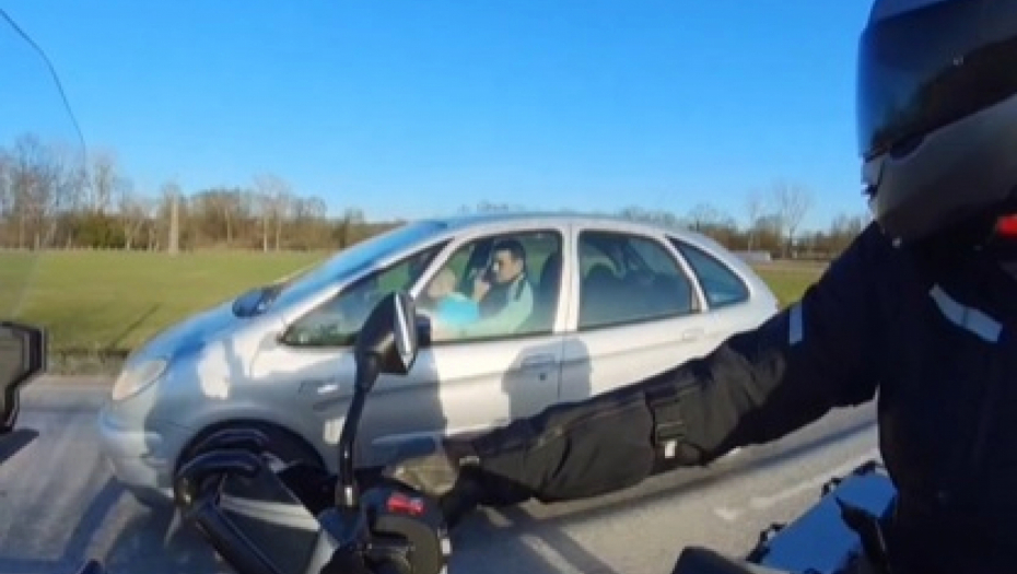 NEČUVENO Snimak vozača koji drži dete u krilu i priča telefonom dok vozi izazvao bes javnosti: Robija za oca koji je mogao da ubije bebu!