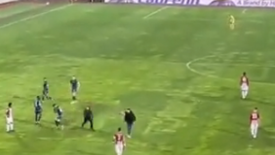 SKANDAL TRESE SVET FUDBALA Huligan utrčao na teren i slomio nos igraču Fjorentine (VIDEO)