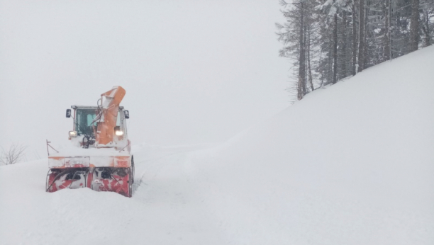 NE KREĆITE NA PUT BEZ ZIMSKE OPREME Snežni haos na Goliji