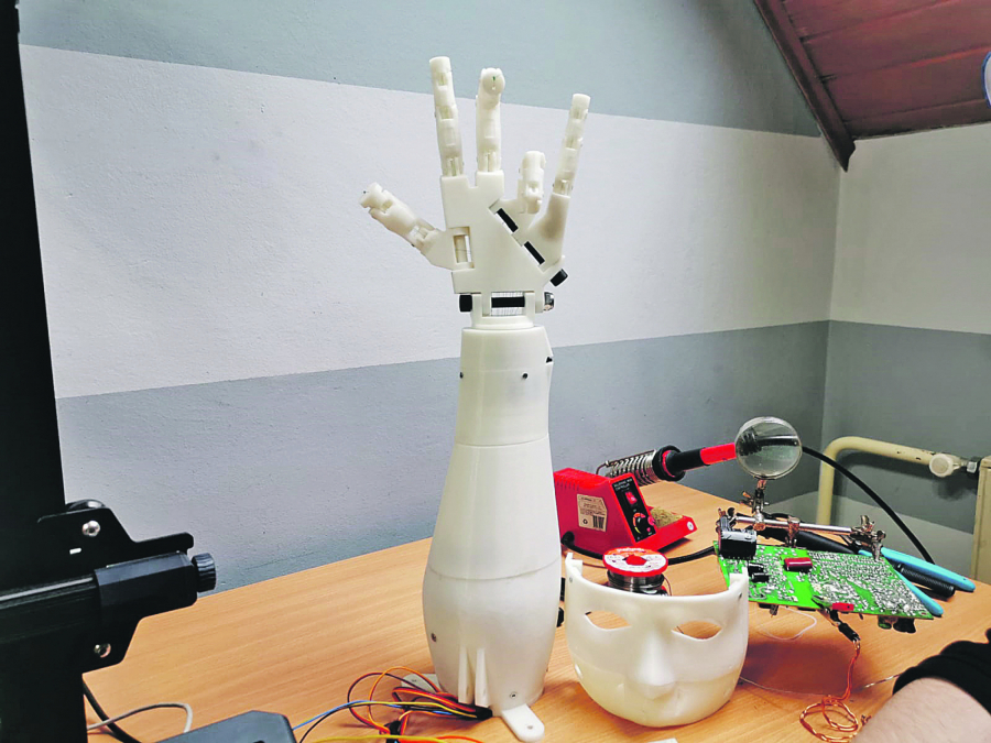 ČUDO OD DETETA Osmak iz Mrčajevaca ekspert za veštačku inteligenciju: Od tatine lemilice do robota