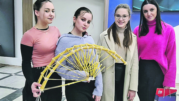 SREDNJOŠKOLKE IZ ČAČKA OBORILE REKORD NA TAKMIČENJU Najizdržljiviji most od špageta poneo 181,1 kilogram