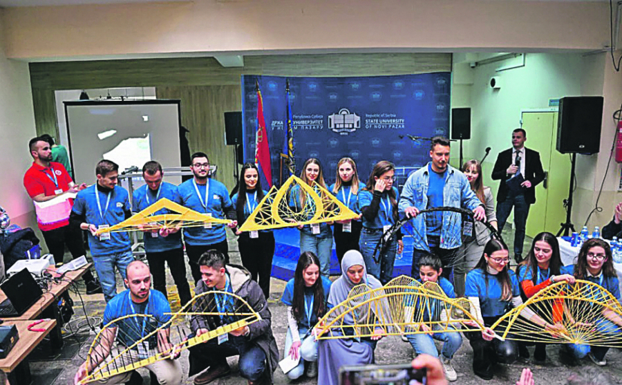 SREDNJOŠKOLKE IZ ČAČKA OBORILE REKORD NA TAKMIČENJU Najizdržljiviji most od špageta poneo 181,1 kilogram