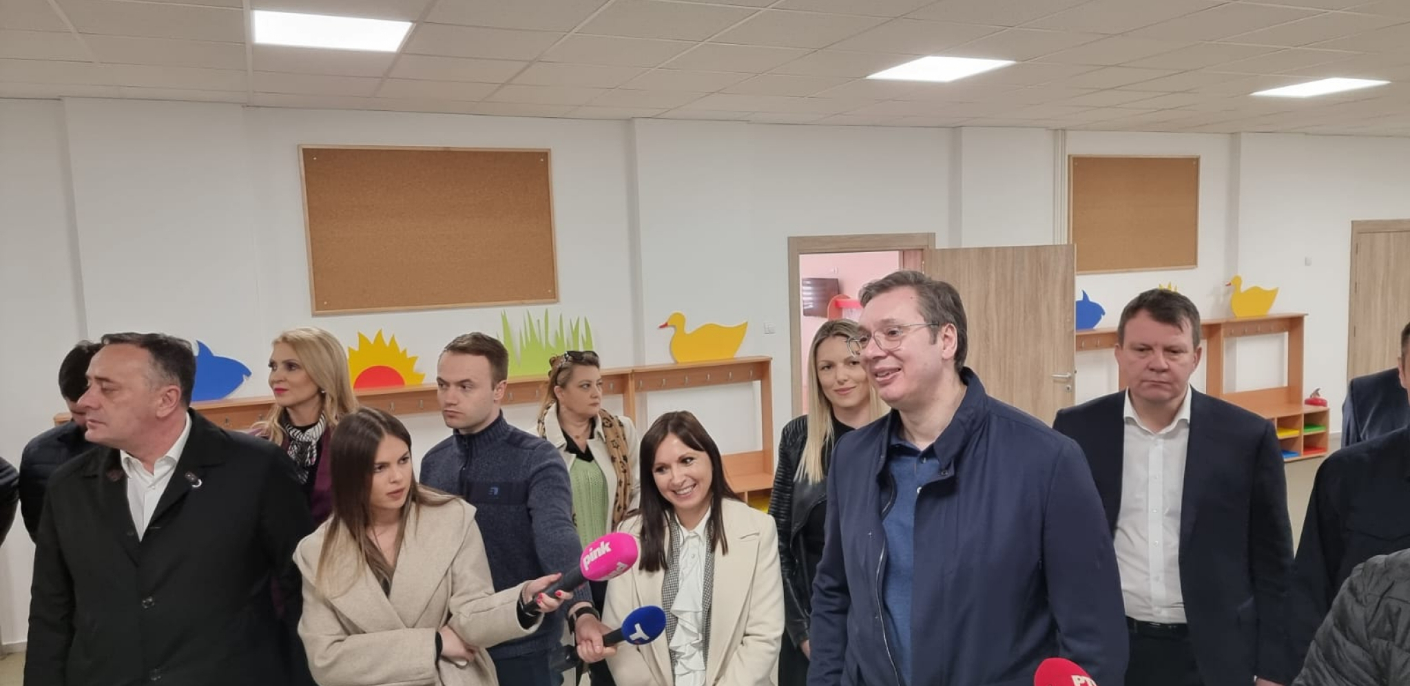 "JA OVAKAV VRTIĆ NISAM VIDEO U BEOGRADU" Predsednika Vučića dočekao veliki broj građana u Rumi (FOTO)
