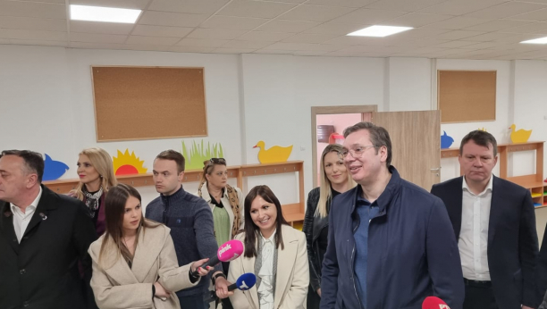 "JA OVAKAV VRTIĆ NISAM VIDEO U BEOGRADU" Predsednika Vučića dočekao veliki broj građana u Rumi (FOTO)