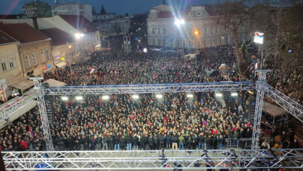 POGLEDAJTE ATMOSFERU U SREMSKOJ MITROVICI Više od 10 hiljada ljudi se okupilo da pozdravi predsednika! (FOTO/VIDEO)