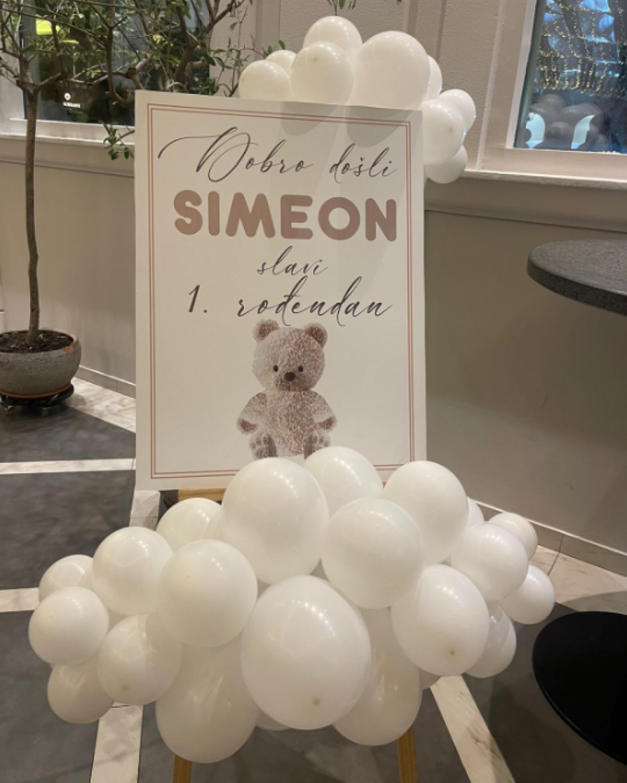 ANA SEVIĆ PRELOMILA I DONELA ODLUKU DA SVE OTKRIJE O MUŽU Pevačica slavi sinu prvi rođendan, a evo šta joj je doktor savetovao!