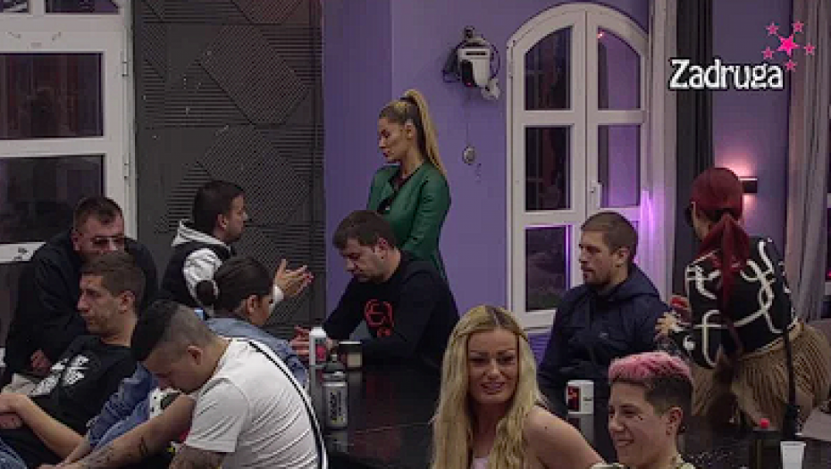 BORI SE SA VETRENJAČAMA Ana upotrebila svu silu protiv Marinkovića, uputila mu niz uvreda