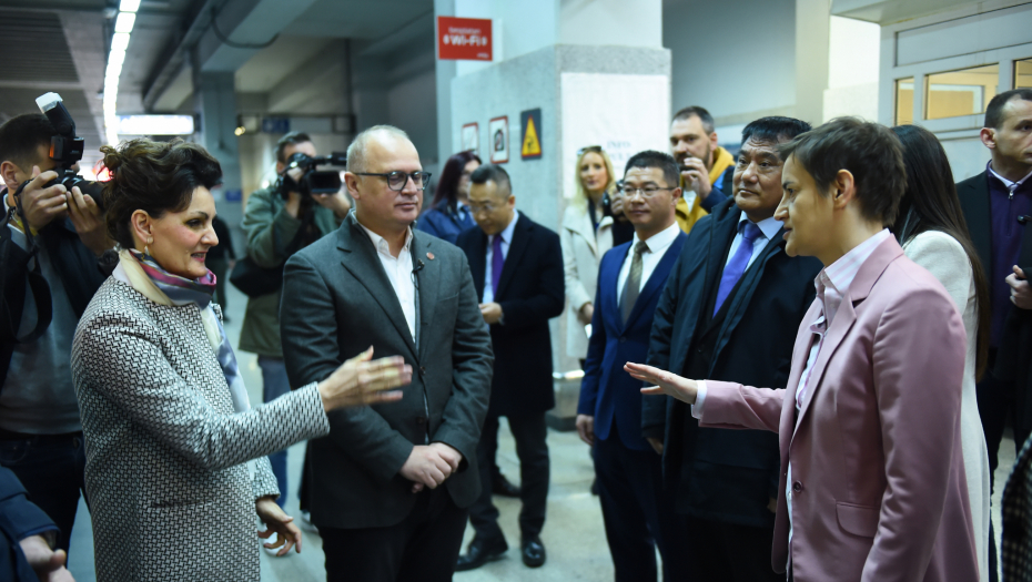 PRVI ROĐENDAN Premijerka Brnabić vozom "Soko" iz Beograda za Novi Sad (FOTO)