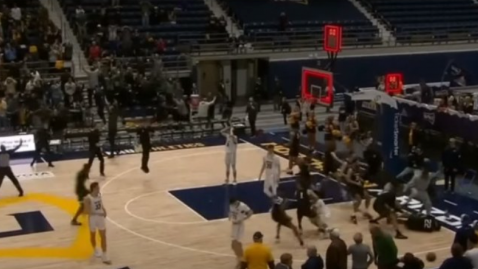 BRŽE I OD KECMANA Šokantna završnica na koledž utakmici, koš kakav se retko viđa (VIDEO)