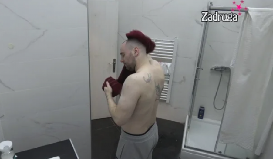 ANĐELA I ZVEZDAN PONOVO ŠOKIRALI GLEDAOCE On se go nagnuo, a ona krenula da obavlja radnju, Slavnić peškirom sve odmah obrisao! (VIDEO)