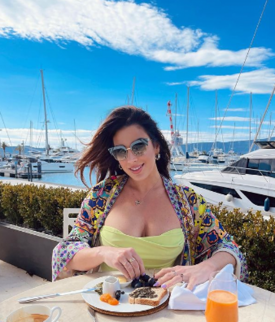 ENA POPOV JE BILA JEDNA OD OMILJENIH PEVAČICA I VODITELJKI, A ONDA SE  NAPRASNO POVUKLA Udala se za moćnika i život joj se pretvorio u bajku, a sada priznala jedno!