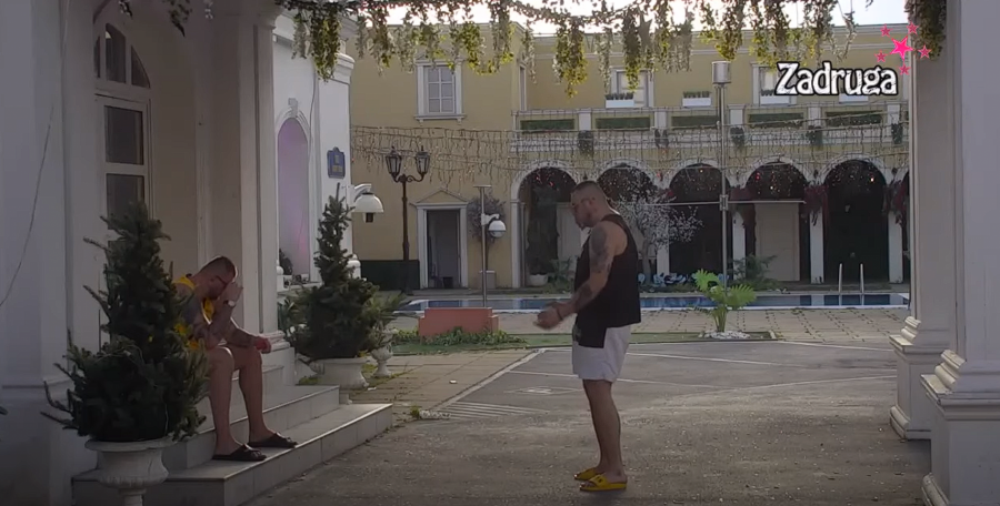 ZADRUGARKA GLUMI NEVINAŠCE Car otkrio šta mu je tražila napolju, šokiralo sve