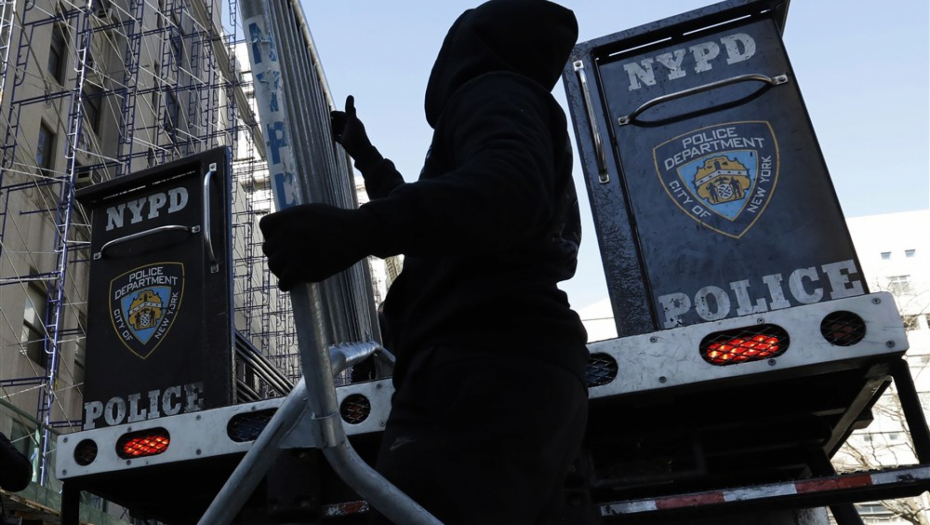 OPSADNO STANJE U NJUJORKU Barikade oko suda koji podiže optužnicu protiv Trampa (FOTO)