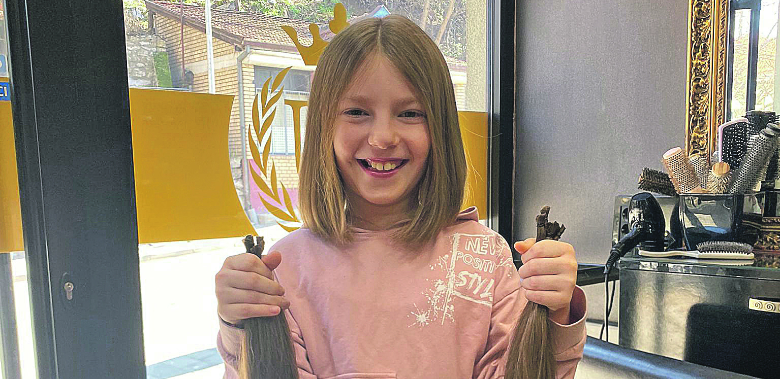 LEKCIJA IZ HUMANOSTI! Devetogodišnja Viktorija Tomić iz Užica odrekla se omiljene kike kako bi od nje napravili periku: Donirala kosu devojčici oboleloj od raka!