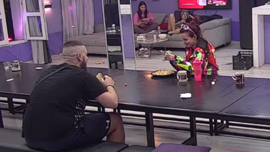 NE ODVAJAJU SE JEDNO OD DRUGOG Zola celo veče ne može da skine pogled sa Anite, nedostaju mu njene tikvice